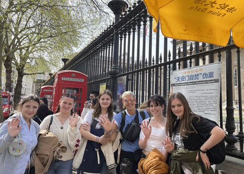 Image for article Turis Menyampaikan Dukungannya terhadap Falun Gong Selama Kegiatan di Depan British Museum di London