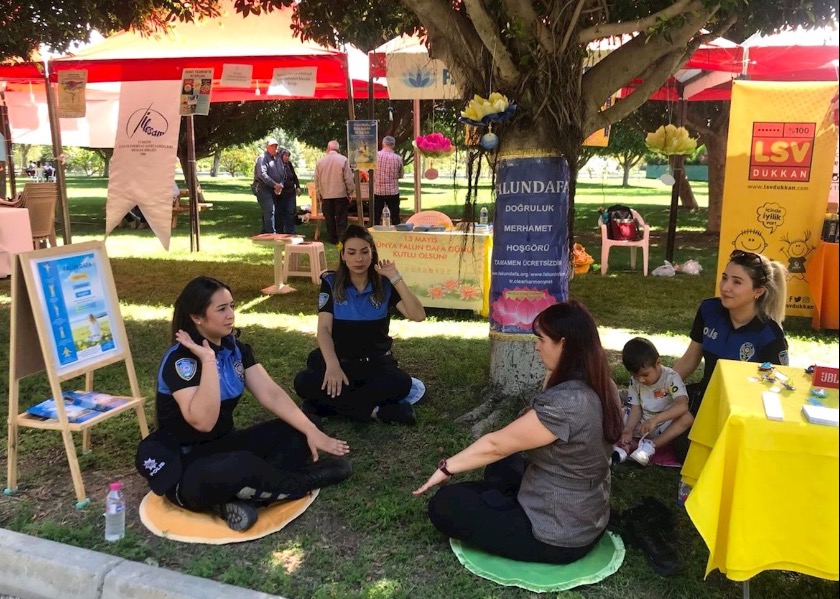 Image for article Adana, Turki: Falun Dafa Disambut Hangat di Festival Bunga Jeruk