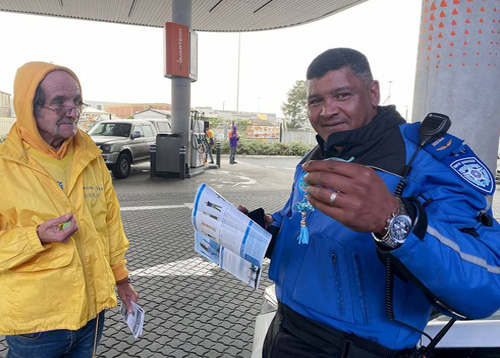 Image for article Afrika Selatan: Praktisi Merayakan Hari Falun Dafa Sedunia di Pelabuhan Cape Town