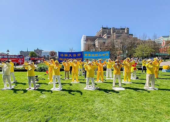 Image for article Swedia: Praktisi Merayakan Hari Falun Dafa dan Mengungkapkan Rasa Terima Kasih Mereka kepada Guru