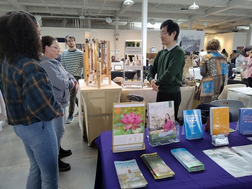 Image for article Memperkenalkan Falun Dafa di Pameran Penyembuhan Holistik di Kanada