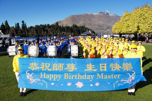 Image for article Queenstown, Selandia Baru: Orang-orang Memuji Falun Dafa Selama Kegiatan Merayakan Hari Falun Dafa Sedunia