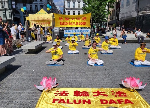 Image for article Belgia: Orang-orang Memuji Dafa Selama Perayaan Hari Falun Dafa