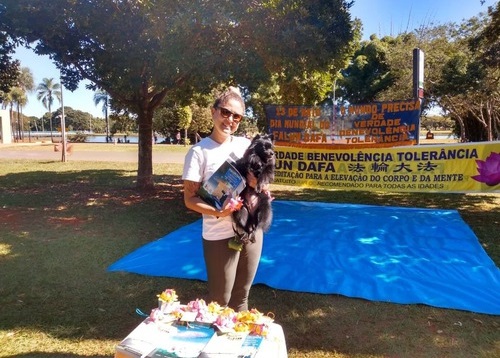 Image for article Brasilia, Brasil: Praktisi Merayakan Hari Falun Dafa Sedunia