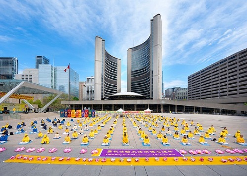 Image for article Kanada: Orang-orang Memuji Falun Dafa Selama Perayaan Hari Falun Dafa Sedunia di Toronto (Bagian 2)