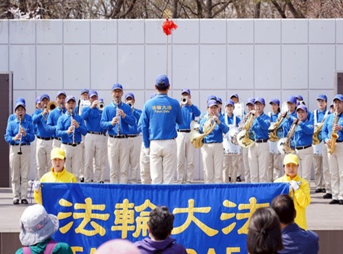 Image for article Korea Selatan: Memperkenalkan Falun Dafa Selama Musim Bunga Sakura di Kota Incheon