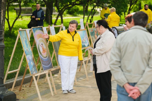 Image for article Ukraina: Praktisi Menyampaikan Pesan Harapan Melalui Perayaan Hari Falun Dafa