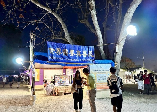 Image for article Saipan, AS: Falun Dafa Disambut Baik di Festival Seni Pohon Api Tahunan