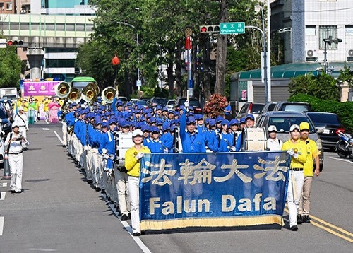 Image for article Taichung, Taiwan: Masyarakat Mengagumi dan Mendukung Pawai Praktisi Falun Gong untuk Menandai 25 Tahun Permohonan Damai 25 April