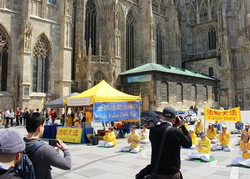 Image for article Austria: Praktisi Merayakan Hari Falun Dafa Sedunia