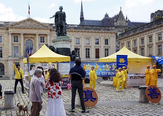 Image for article Memperkenalkan Falun Dafa di Reims, Prancis