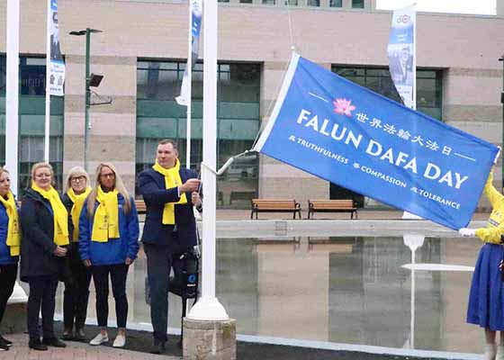 Image for article “Pencapaian Luar Biasa dengan Sangat Sedikit Kesamaan di Seluruh Dunia” (Bagian 2): Upacara Pengibaran Bendera di 11 Kota di Kanada Menghormati Hari Falun Dafa Sedunia