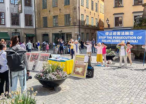 Image for article Swedia: Memperkenalkan Falun Dafa kepada Orang-orang di Pusat Stockholm