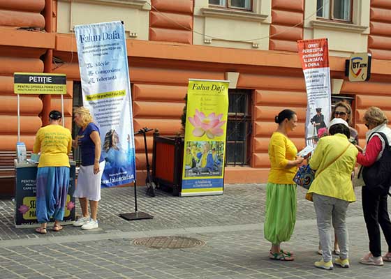 Image for article Brașov, Romania: “Kebaikan Akan Mengalahkan Kejahatan,” Komentar Seorang Pejalan Kaki di Acara Falun Dafa