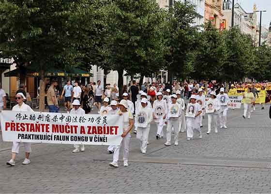 Image for article Republik Ceko: Rapat Umum dan Parade di Praha Memperkenalkan Falun Dafa dan Meningkatkan Kesadaran tentang Penganiayaan