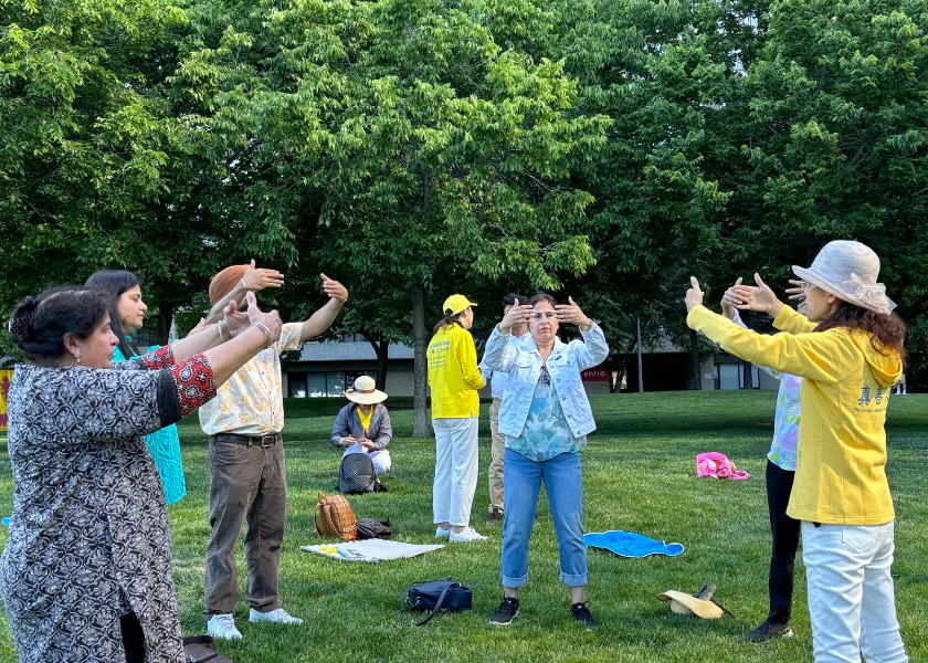 Image for article Toronto, Kanada: Orang-orang Mempelajari Tentang Falun Dafa di Festival Perahu Naga