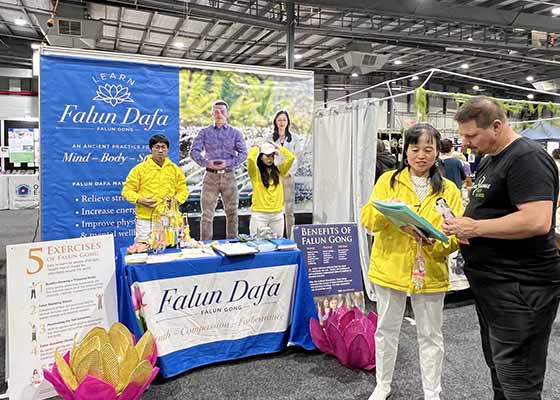 Image for article Adelaide, Australia: Orang-orang Mempelajari Falun Dafa di Pameran Kesehatan