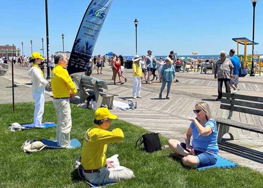 Image for article New Jersey: Wisatawan Mempelajari Latihan Falun Dafa di Taman Asbury