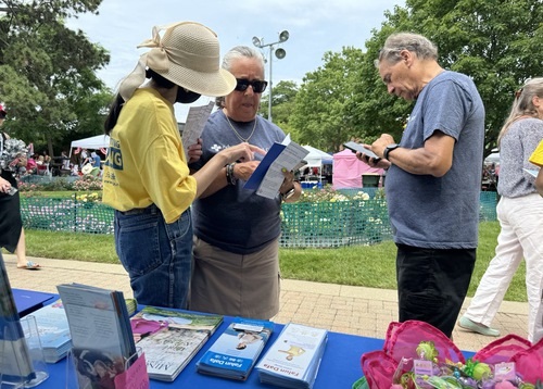 Image for article Chicago, AS: Orang-orang Mempelajari Falun Dafa Selama Festival Pinggiran Kota