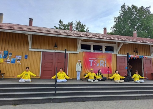 Image for article Finlandia: Warga Lahti Menyerukan untuk Menghentikan Penganiayaan Rezim Komunis Tiongkok terhadap Falun Gong