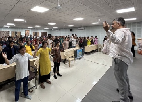 Image for article Surat, India: Memperkenalkan Falun Dafa di Universitas Veer Narmad Gujarat Selatan