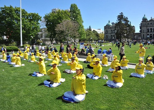 Image for article Victoria, Kanada: Praktisi Falun Dafa Berpartisipasi dalam Perayaan Hari Victoria