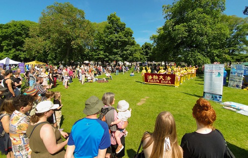 Image for article Skotlandia: Orang-orang Belajar Falun Dafa di Meadows Festival Edinburgh