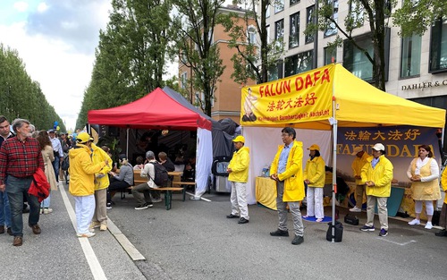 Image for article Munich, Jerman: Orang-orang Mempelajari Tentang Falun Dafa Selama Festival Musim Panas