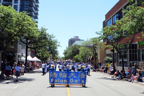 Image for article Toronto, Kanada: Praktisi Berpartisipasi di Pawai Komunitas