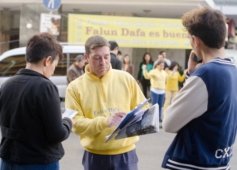 Image for article Argentina: Merayakan Hari Falun Dafa Sedunia, Praktisi Memperkenalkan Falun Dafa ke Publik