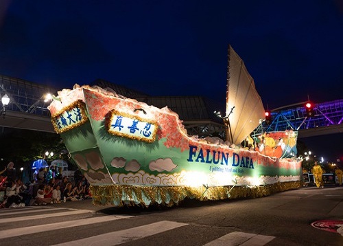 Image for article Oregon, AS: Kendaraan Hias Falun Dafa Dianugerahi Penghargaan di Parade Festival Mawar di Portland