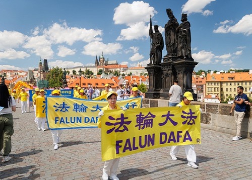 Image for article Parade Falun Dafa di Praha Membawa Dimensi Unik ke Ibu Kota Bersejarah