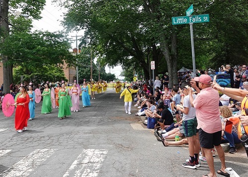 Image for article Washington DC, AS: Penonton Mempelajari Informasi Tentang Falun Dafa dari Praktisi di Parade Hari Peringatan