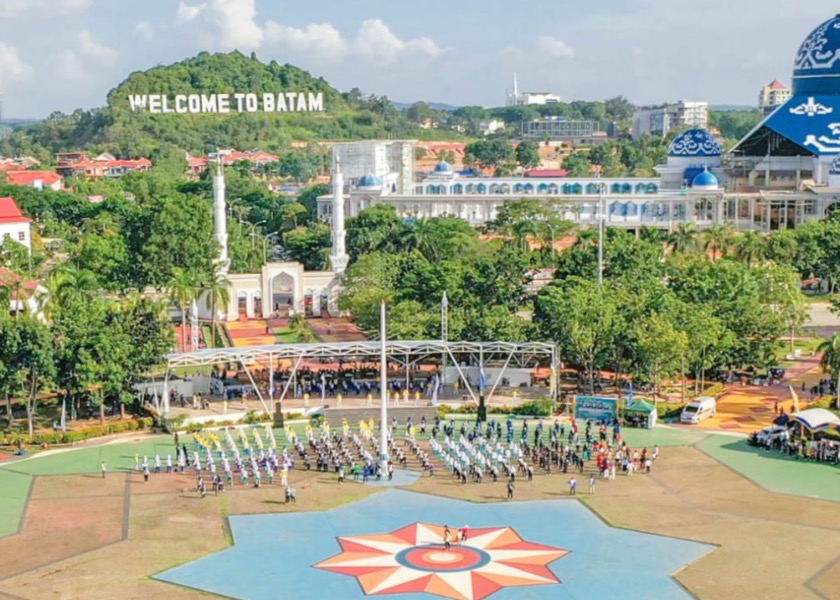 Image for article Pejabat Pemerintah Mencoba Perangkat Latihan Falun Dafa saat “Senam Sehat Kota Batam Tahun 2024”