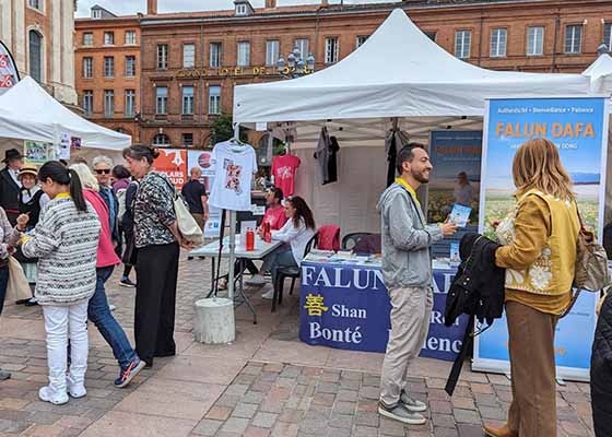 Image for article Prancis: Memperkenalkan Falun Dafa Selama Kegiatan di Draguignan dan Toulouse