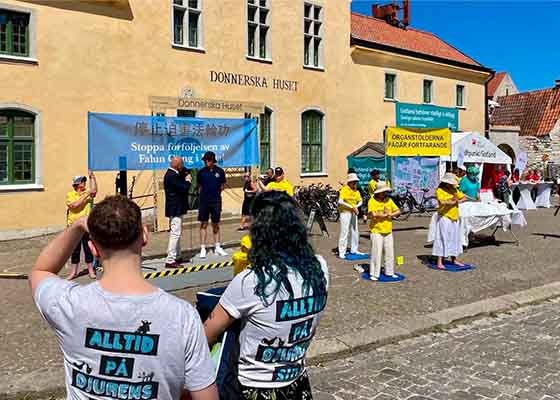 Image for article Visby, Swedia: Praktisi Falun Gong Meningkatkan Kesadaran dan Menerima Dukungan Selama Pekan Forum Politik