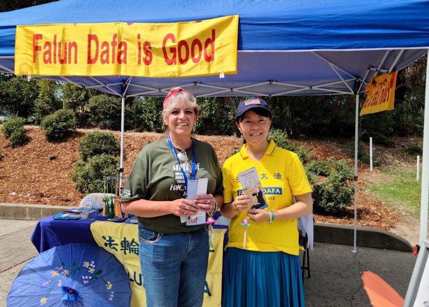 Image for article Sacramento, California: Praktisi Memperkenalkan Falun Dafa di State Fair