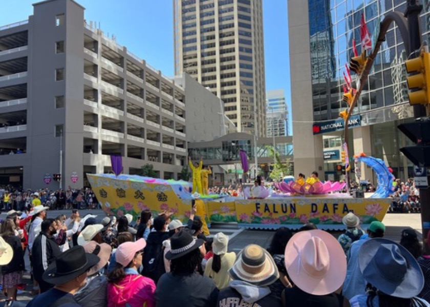 Image for article Kanada: Praktisi di Calgary Stampede Parade Menyentuh Penonton