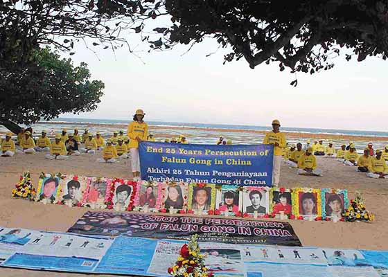 Image for article Nyala Lilin di Pantai Sanur Menyerukan Diakhirinya 25 Tahun Penganiayaan oleh PKT