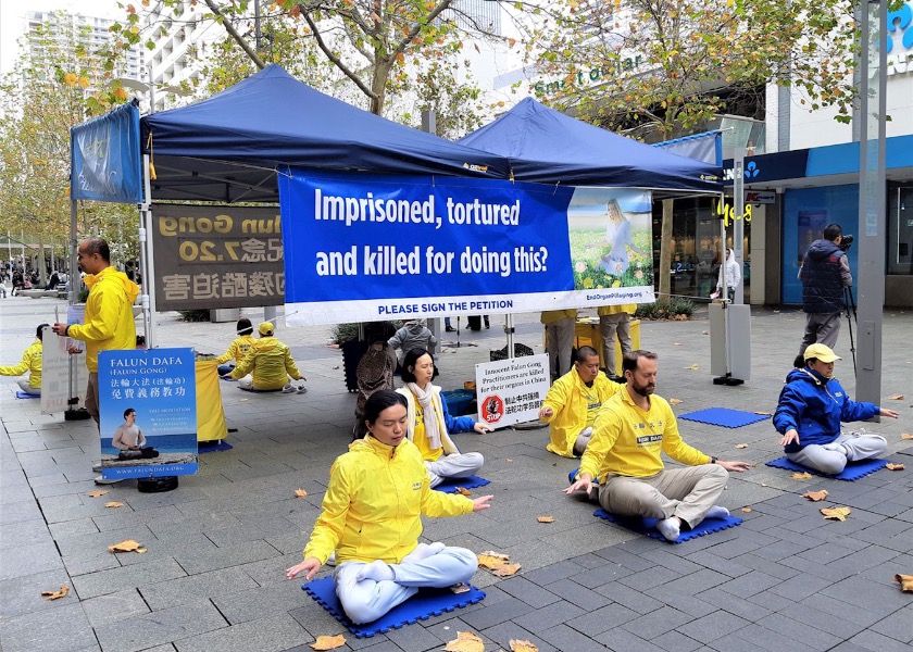 Image for article Perth, Australia: Aksi Damai Mengecam Penganiayaan Mendapat Dukungan dari Para Pejalan Kaki