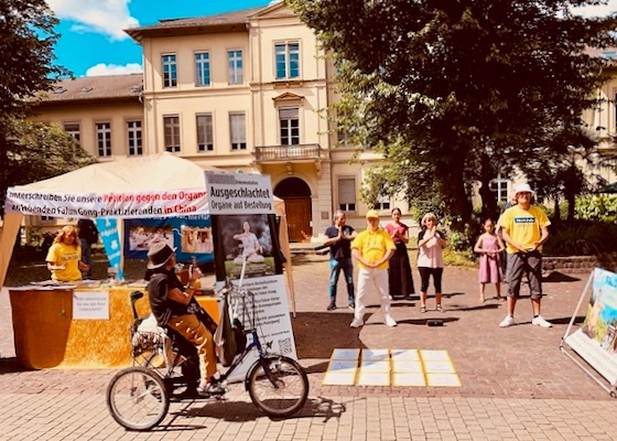 Image for article Jerman: Publik Mengecam Penganiayaan terhadap Falun Gong Selama 25 Tahun dalam Acara di Heidelberg