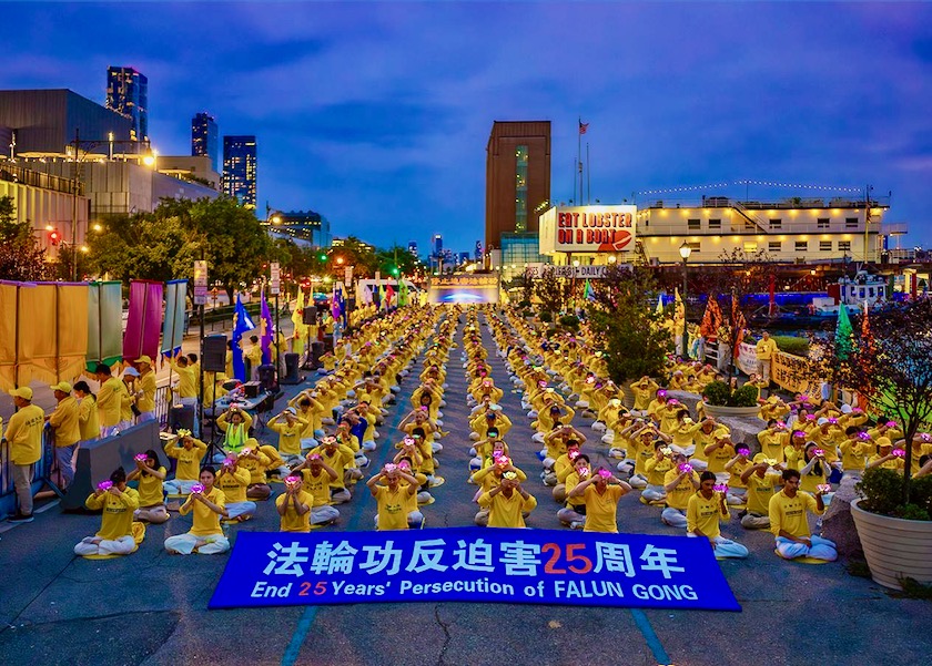 Image for article New York: Orang-orang Memuji Falun Dafa Selama Latihan Bersama dan Acara Nyala Lilin di Konsulat Tiongkok