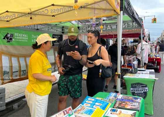 Image for article New York: Berbagi Keindahan Falun Dafa di Pameran Jalanan Musim Panas