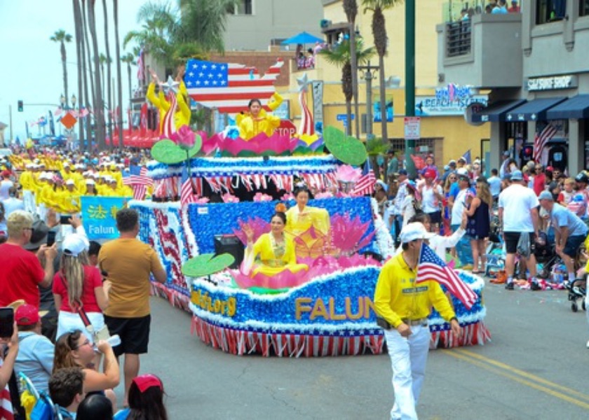 Image for article Pantai Huntington, California: Falun Dafa Disambut di Parade Hari Kemerdekaan Terbesar di Pantai Barat