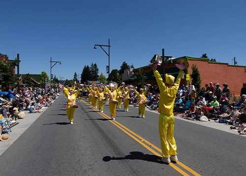 Image for article Falun Dafa Disambut di Parade 4 Juli di Carnation, Washington