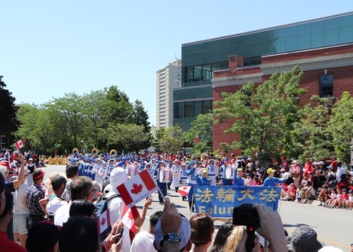 Image for article Mississauga, Kanada: Kontingen Falun Dafa yang Mengesankan di Pawai Hari Kanada