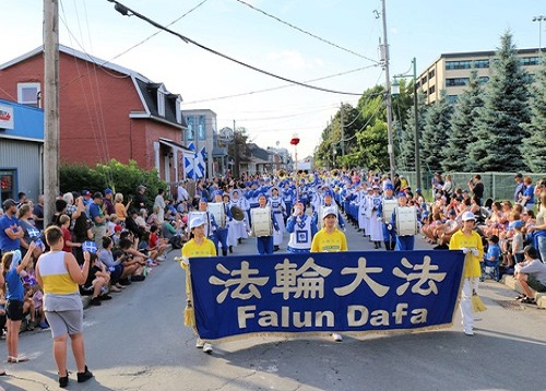 Image for article Kanada: Penonton Menikmati Penampilan Falun Dafa di Parade Hari Libur Nasional Quebec