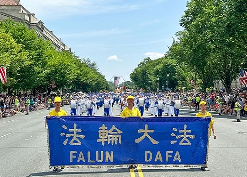 Image for article Penonton Mengagumi Prosesi Falun Dafa di Parade Hari Kemerdekaan DC