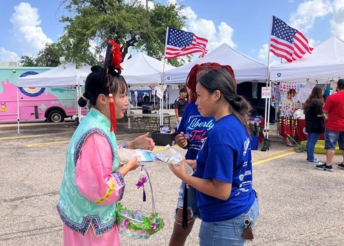 Image for article Warga Houston Memuji Prinsip Falun Dafa Selama Festival Hari Kemerdekaan