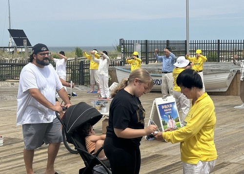 Image for article New Jersey, AS: Wisatawan Belajar Falun Dafa dan Mengecam Penganiayaan